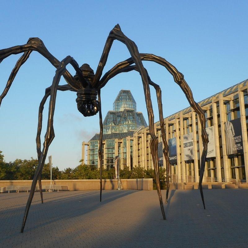 Portrait de l'artiste Louise Bourgeois, icône de la sculpture contemporaine et créatrice de la louise bourgeois araignée.