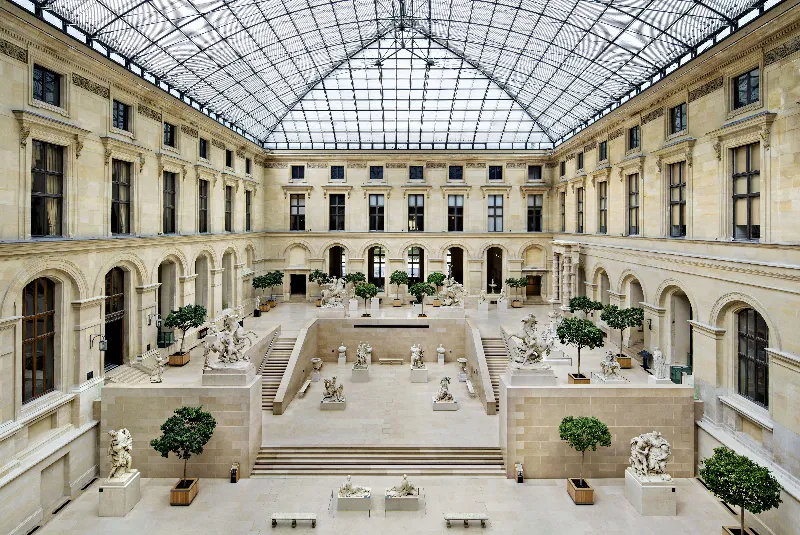 Intérieur classique du Louvre, symbolisant l'art ancien et la grandeur historique.