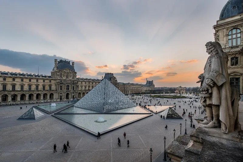 La Pyramide du Louvre, emblème d'un accès à l'art et aux tarifs du musée à Paris.