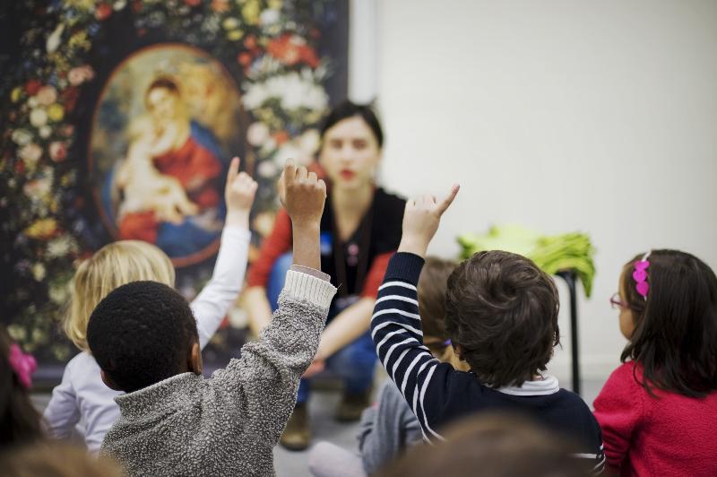 Des services du Louvre pour les familles, avec des enfants participant à une activité éducative dans le musée.