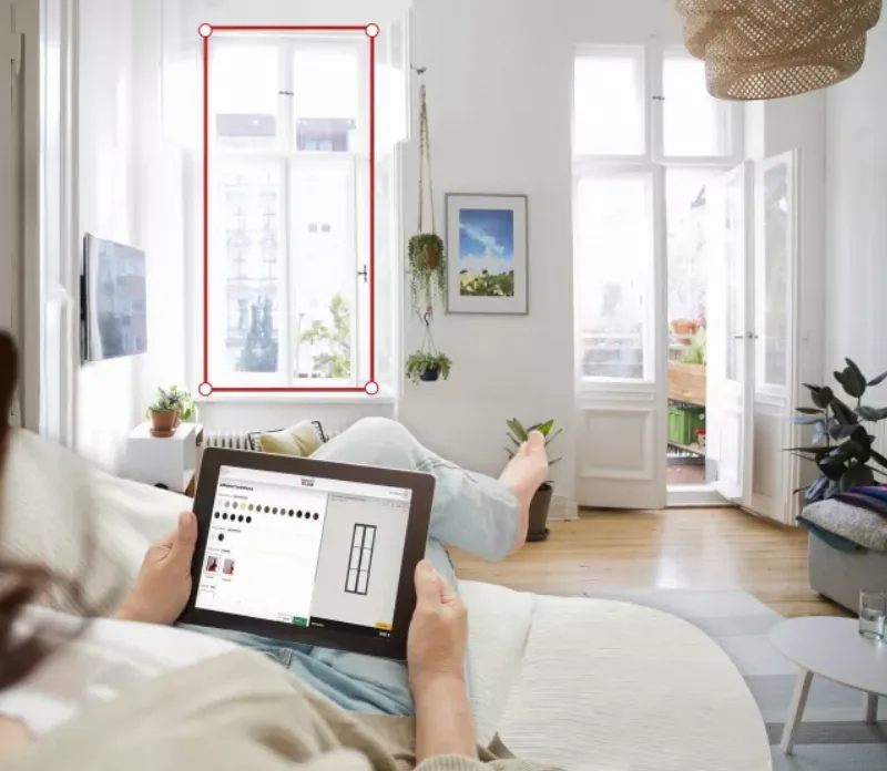 Salon lumineux et épuré avec grande baie vitrée, reflétant l'architecture moderne et le design intérieur français