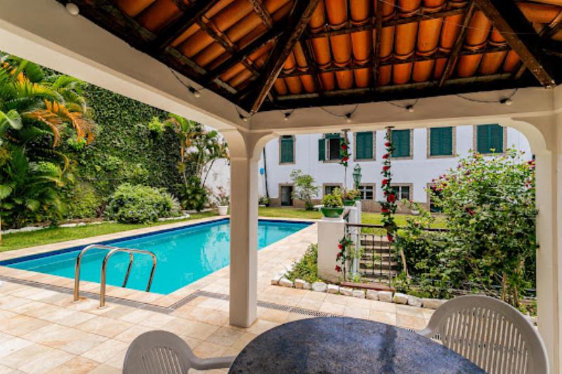 Magnifique maison d'architecture moderne française avec jardin luxuriant et piscine, une intégration parfaite dans son environnement