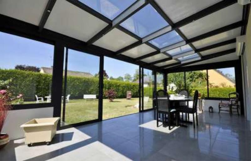 Maison d'architecture moderne française baignée de lumière naturelle, mélangeant innovation et élégance.