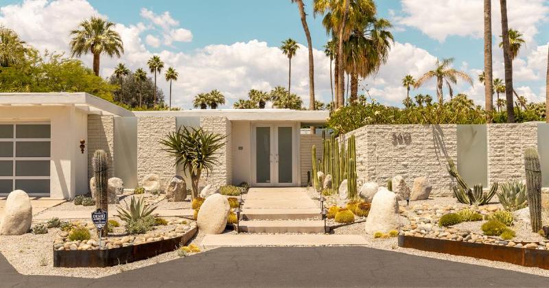 Maison californienne Mid-Century Modern dans un paysage désertique, intégrant la nature et le design.