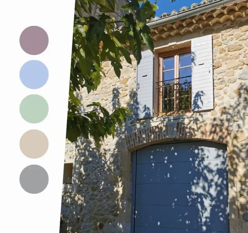 Maison française traditionnelle avec volets en bois colorés, architecture régionale