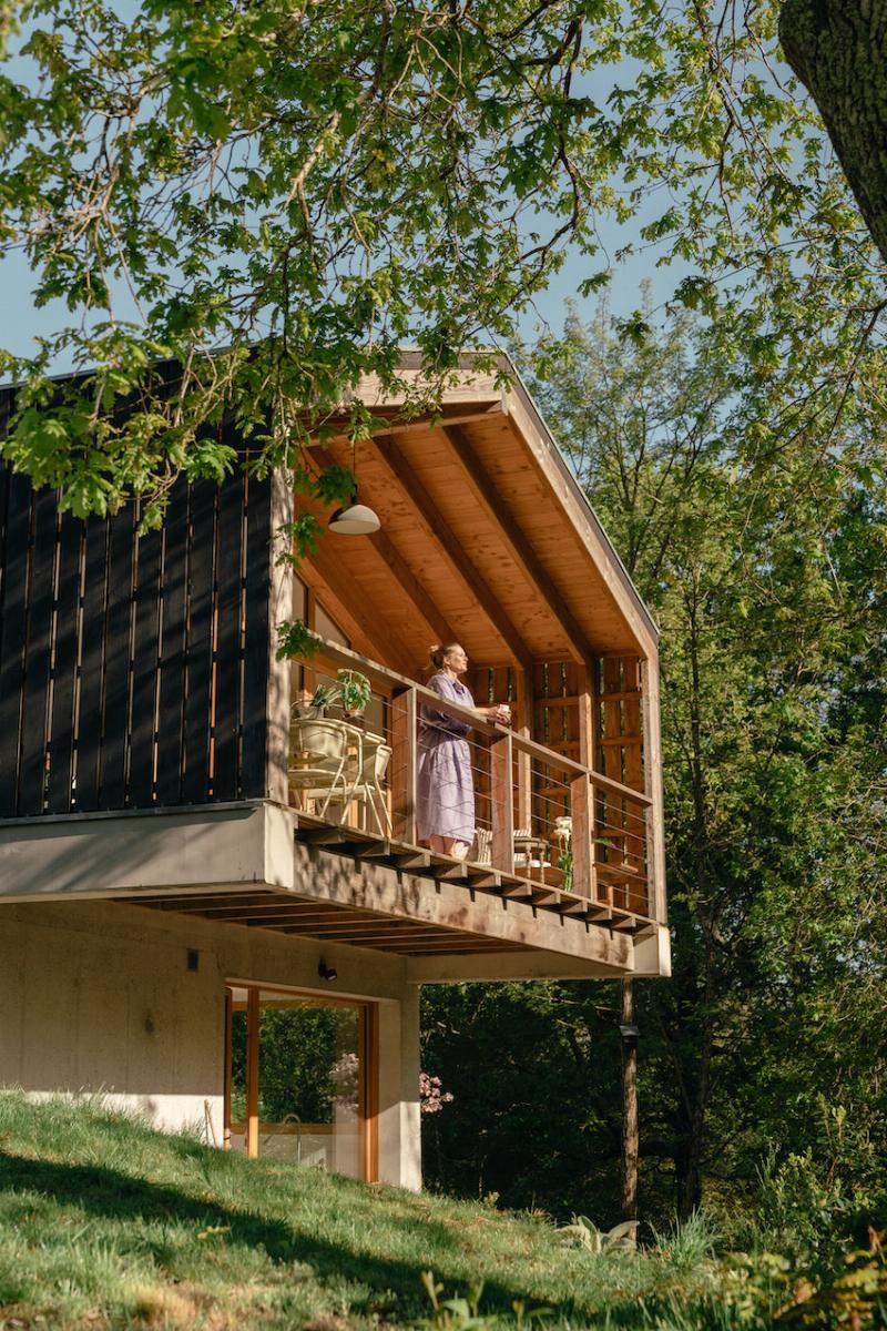 Une maison moderne en bois intégrée dans un environnement forestier