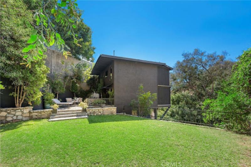 Maison moderniste française inondée de lumière naturelle, verre et bois