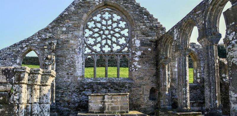 Le maître-autel de Notre-Dame après l'incendie, symbole de résilience et de reconstruction française