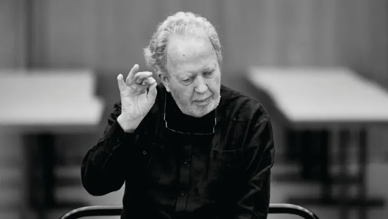 Un maître d'orchestre passionné dirigeant un orchestre symphonique lors d'un concert radio musique classique paris