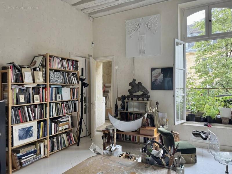 Vue charmante de la rue Notre Dame de Nazareth 75003 Paris avec son architecture parisienne typique.