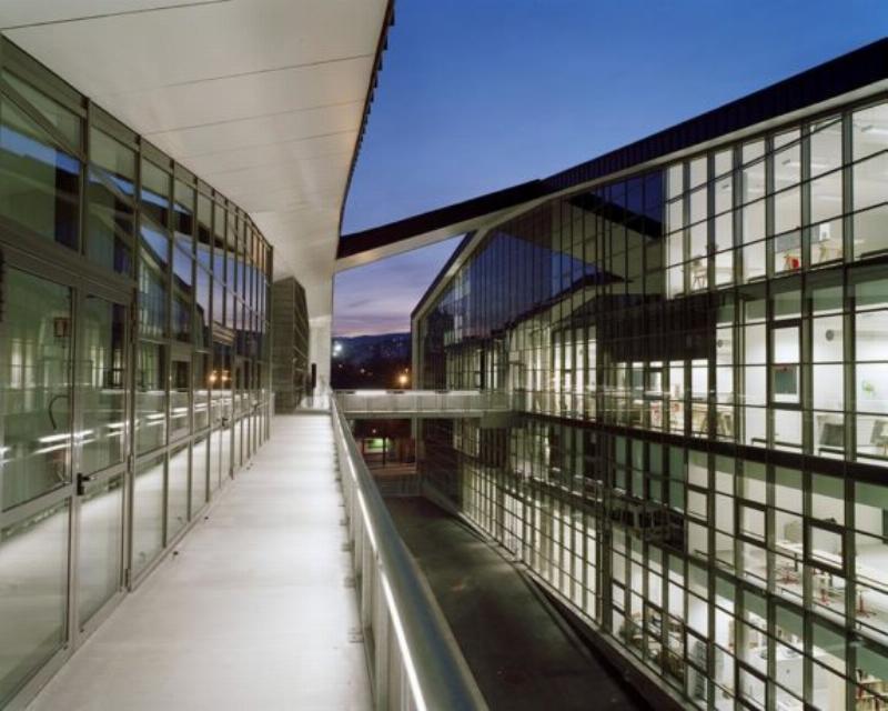 Un marchand de peinture traditionnel à Paris, présentant une riche sélection de fournitures artistiques et de couleurs vives.