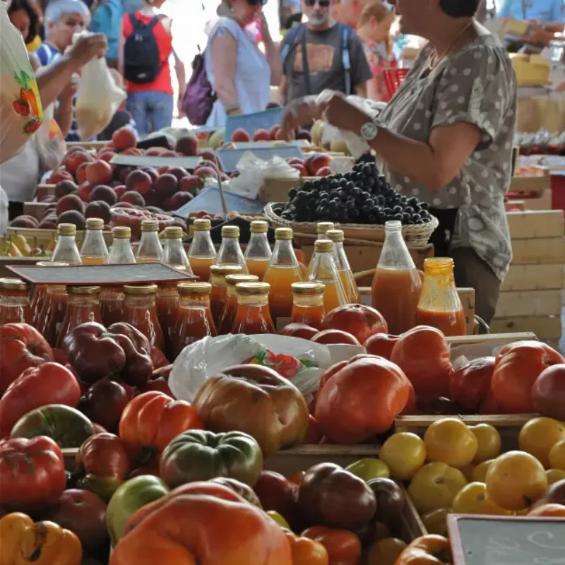 Découverte des marchés artisanaux et produits régionaux d'une fête de ville