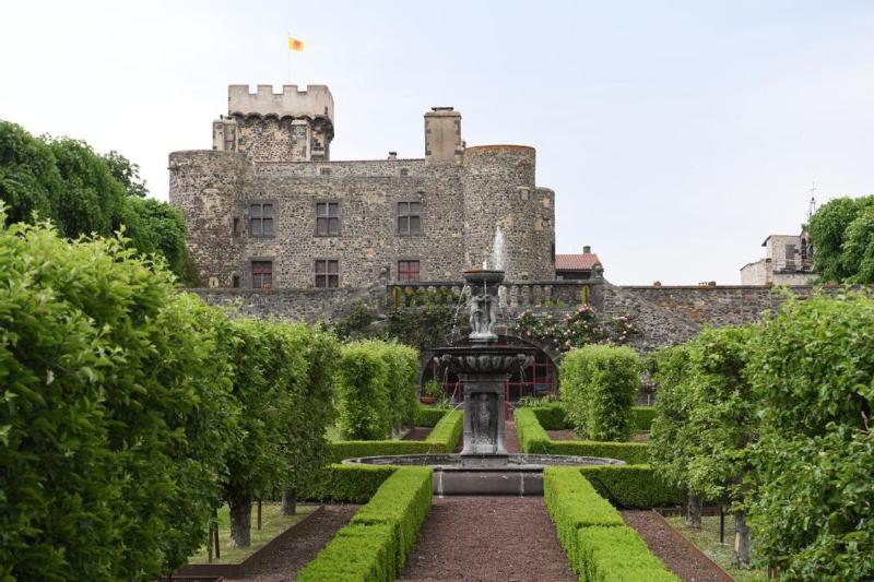 Scène vibrante du marché de Clermont-Ferrand, débordant de produits frais et locaux pour savoir où manger à Clermont-Ferrand.