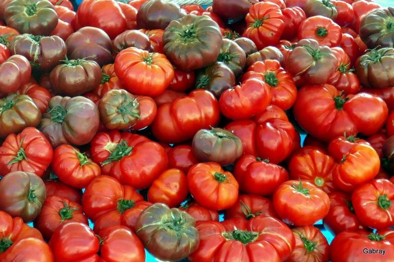 Marché animé du Barcarès avec étals colorés de produits frais locaux et ambiance joyeuse