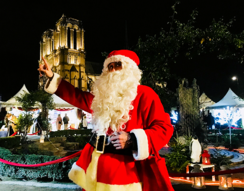 Artisans présentant leurs créations uniques au marché de Noël de Notre-Dame de Paris