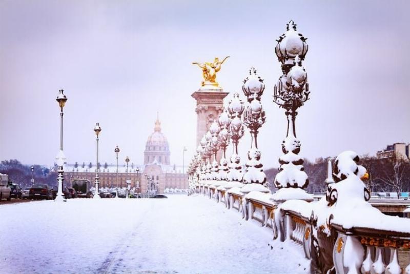 Lumières scintillantes du marché de Noël avec la silhouette hivernale de Notre-Dame à Paris