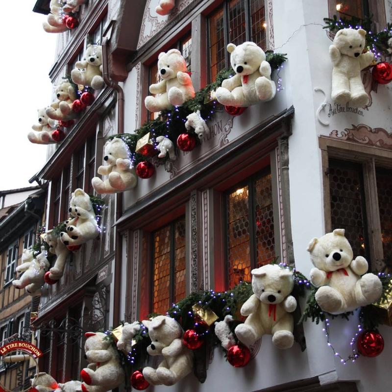 Marché de Noël traditionnel avec lumières en Alsace France