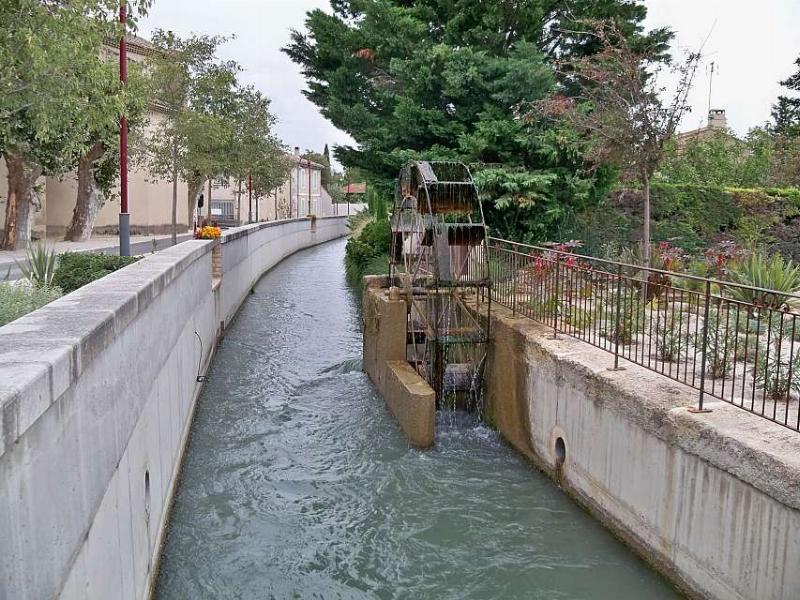 Marché provençal animé avec étals colorés de fruits, légumes, fromages, symbolisant les traditions locales.