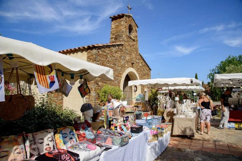 Marché provençal typique en France traditionnelle avec des étals remplis de produits frais et colorés du terroir