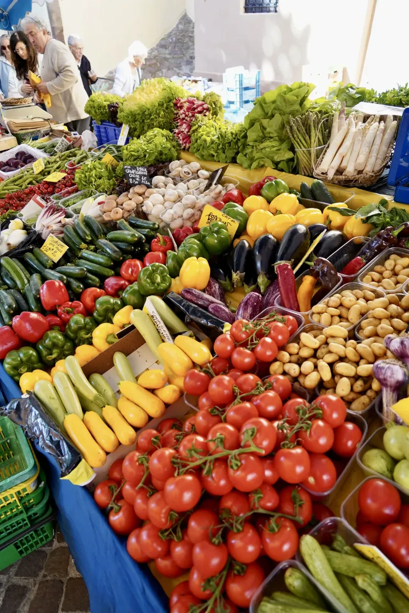 Marché provençal animé et coloré, symbolisant la tradition France de la gastronomie et des produits locaux