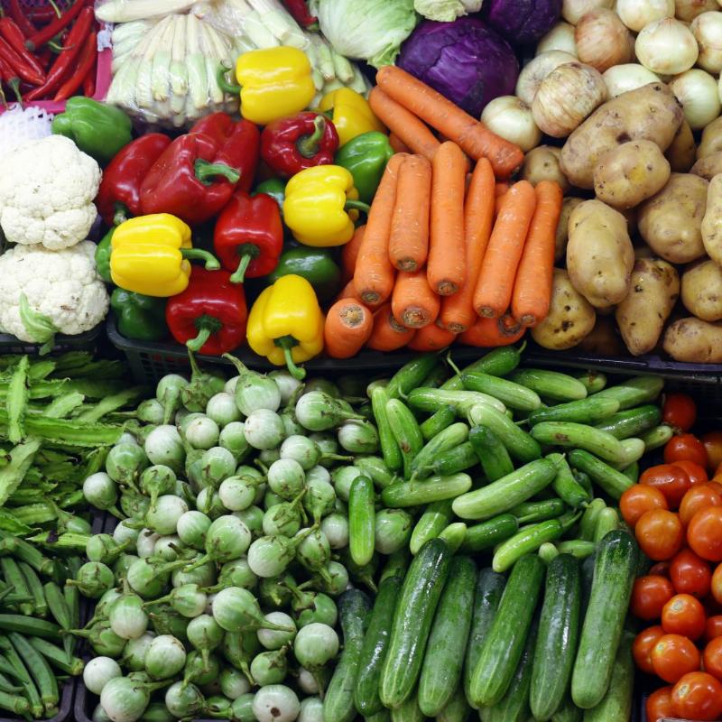 Marché traditionnel français avec étals de produits locaux et artisanaux reflétant la tradition française