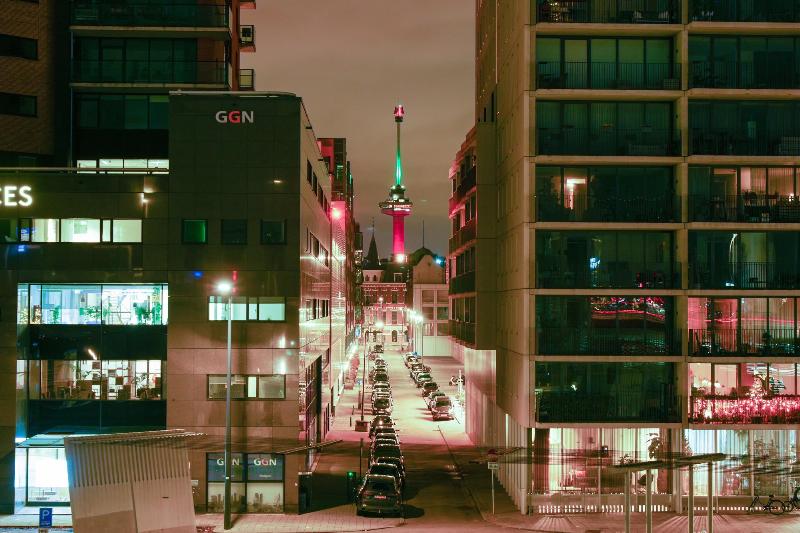 L'intérieur spectaculaire du Markthal de Rotterdam, soulignant l'architecture innovante et les célèbres maisons cubes