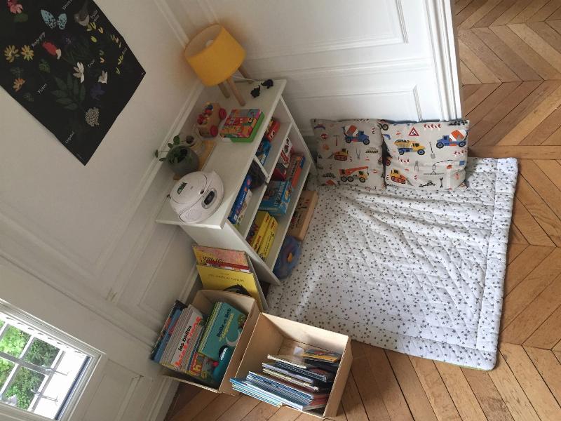 Une grand-mère et sa petite-fille écoutent un conte musical de Marlène Jobert sur un tourne-disque vintage.