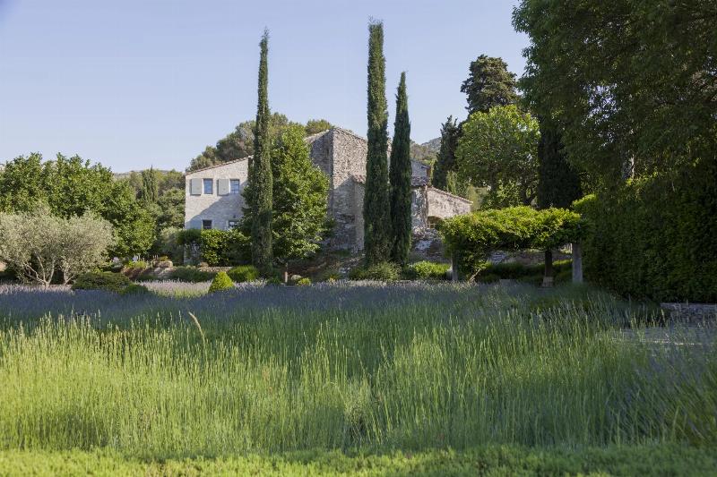 Mas provençal traditionnel en pierre calcaire sous le soleil du sud