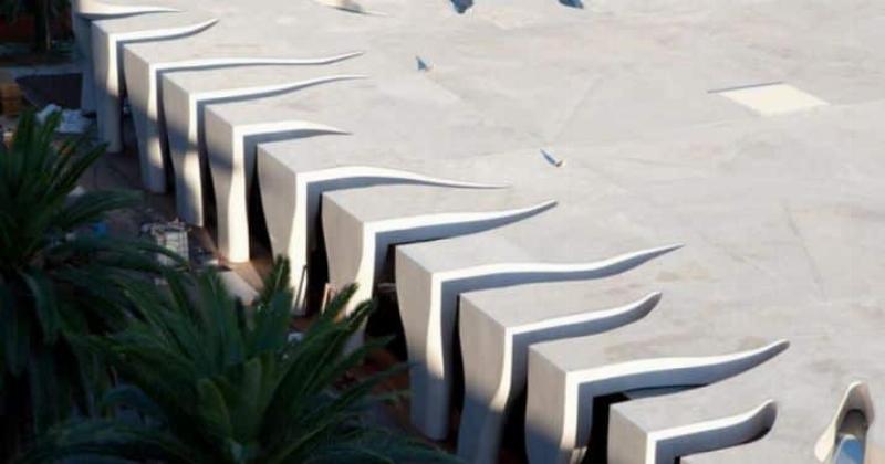 Utilisation de béton brut et de verre dans une église moderne aux lignes épurées