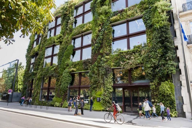 Gros plan sur des matériaux de construction écologique pour une villa moderne architecture