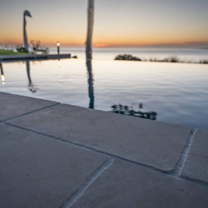 Matériaux durables dans une villa moderne, s'intégrant harmonieusement à son environnement naturel