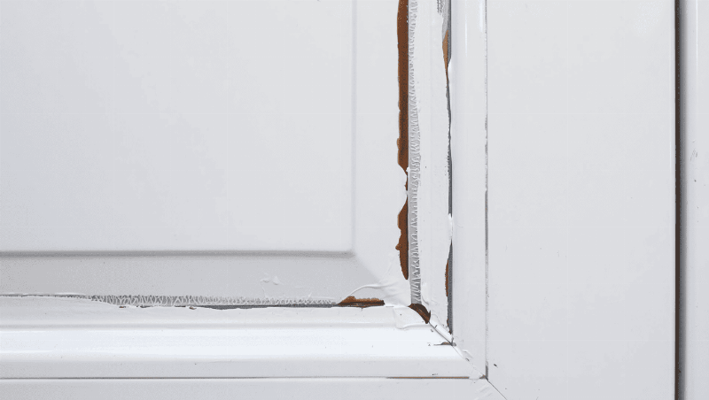 Matériaux essentiels pour enlever peinture sèche sur PVC : chiffons, gants, spatule, et différents solvants sur une surface PVC