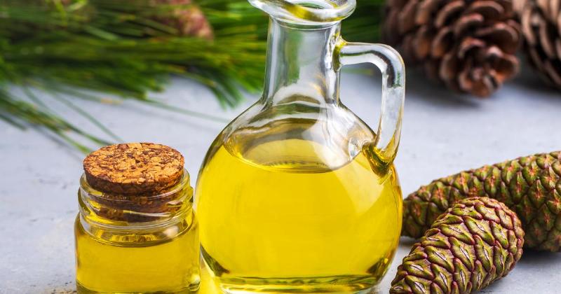 Matériaux essentiels pour détacher peinture vêtement, incluant savon de Marseille et essence de térébenthine