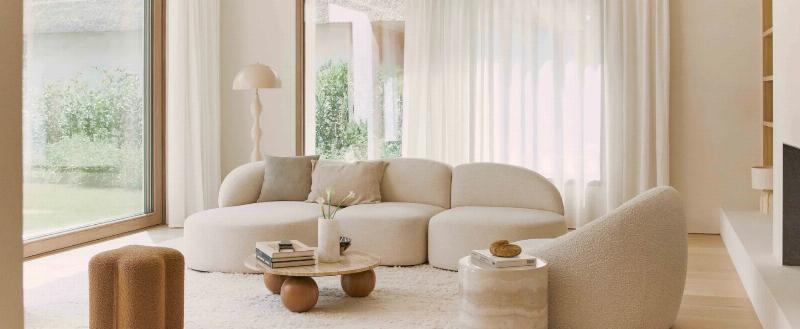 Salon moderne français avec matériaux nobles, parquet en chêne, canapé lin et touches de laiton