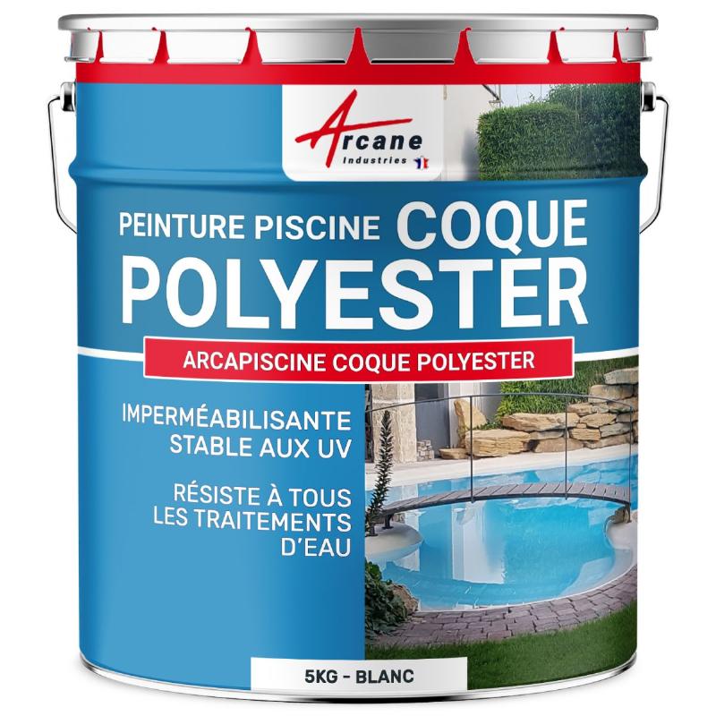 Vue détaillée des matériaux et outils essentiels pour peindre une coque de piscine en polyester, incluant la peinture, rouleaux, et équipements de protection