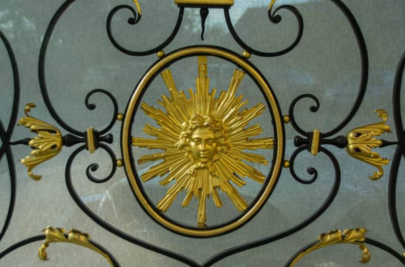 Matériaux et outils essentiels pour la peinture du fer, reflétant la tradition française de l'artisanat