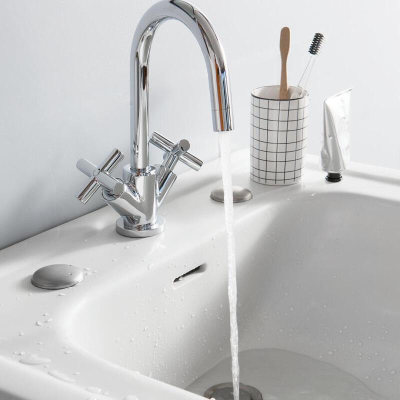 Matériaux et outils essentiels pour la rénovation d'une baignoire en fonte avec de la peinture époxy, présentés sur un plan de travail