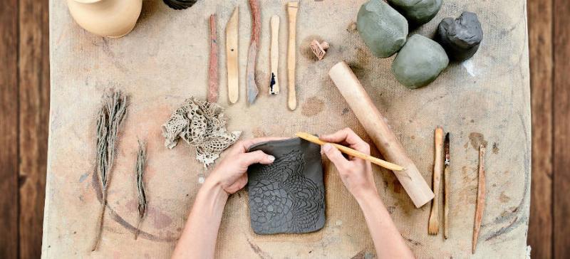 Matériaux et outils essentiels pour une sculpture terre cuite facile pour débutants