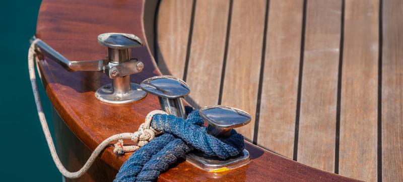 Matériaux essentiels et préparation du pont pour la peinture antidérapante bateau