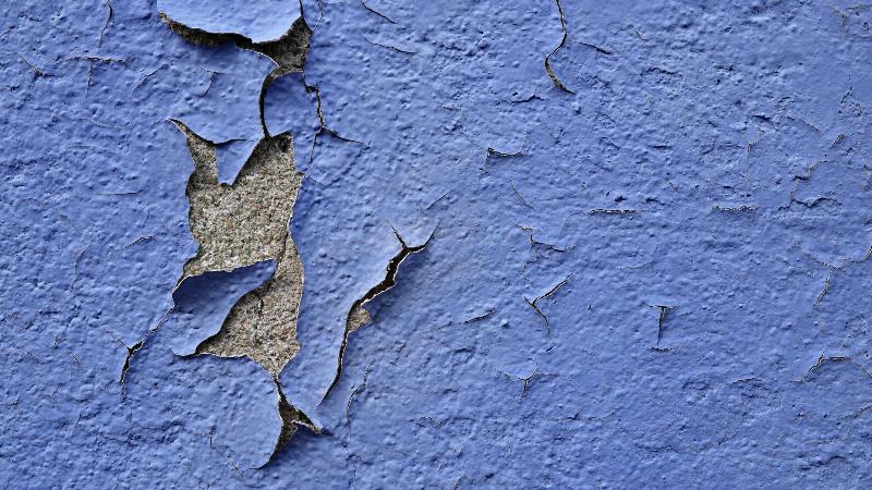 Outillage complet pour decaper la peinture sur un mur de briques anciennes