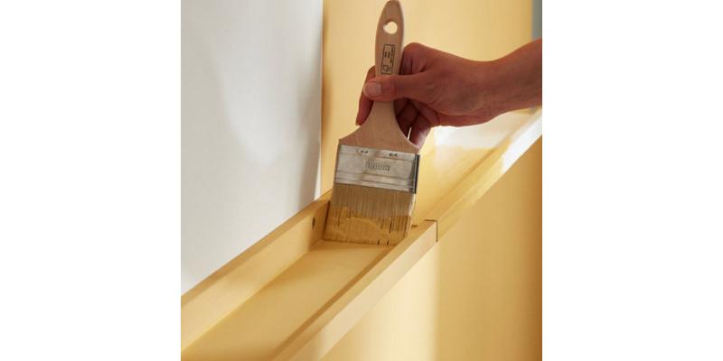 Matériel essentiel pour une peinture pour meuble cuisine réussie, incluant rouleaux, pinceaux, sous-couche et pots de peinture