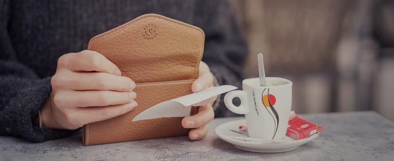 Matériel indispensable pour la peinture cuir noir, symbolisant l'artisanat français et la qualité