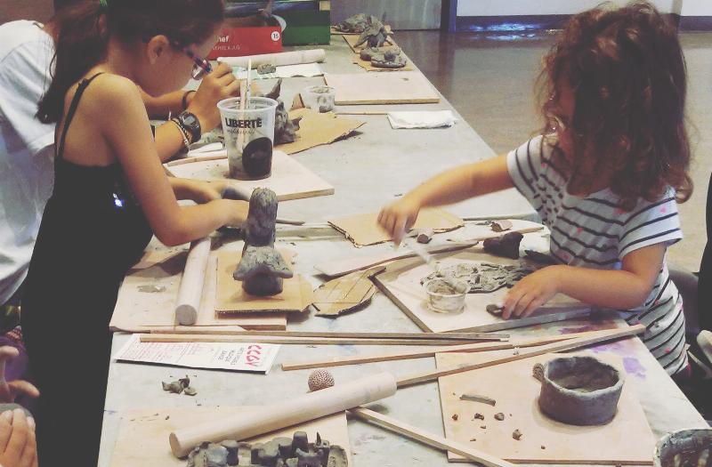 Outils et argile pour débutant en sculpture, les essentiels pour démarrer un projet créatif