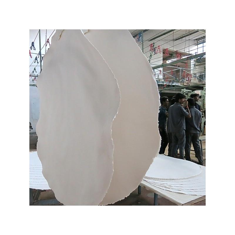 Assortiment de matériel et outils de peinture murale, dont des pinceaux, rouleaux, palettes de peinture acrylique et chiffons