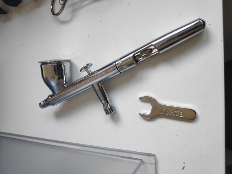 Matériel essentiel pour la peinture figurine aérographe, compresseur et aérographe
