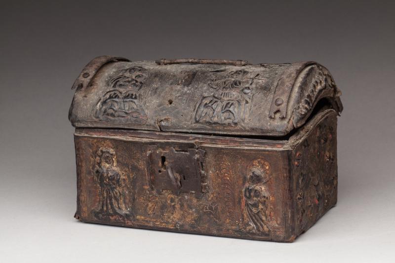 Détail d'une célèbre fontaine parisienne sculptée par Mathurin Moreau, avec des figures allégoriques et des motifs floraux