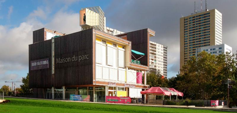 Une chambre lumineuse au lever du soleil avec des draps clairs et une tasse de café fumante sur une table de chevet, un disque vinyle de musique classique pour se réveiller