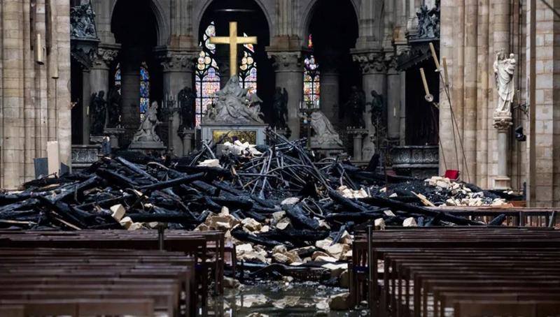 Maurice de Sully lance la construction de Notre-Dame de Paris avec passion