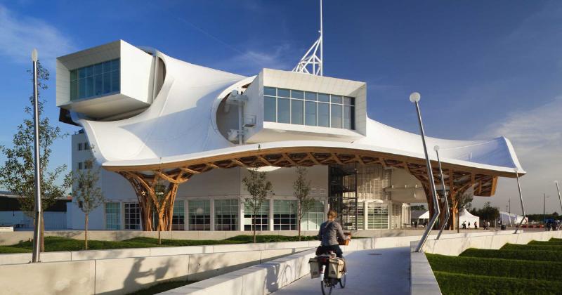 Maurizio Cattelan sculpture exposant une banane avec du ruban adhésif sur un mur