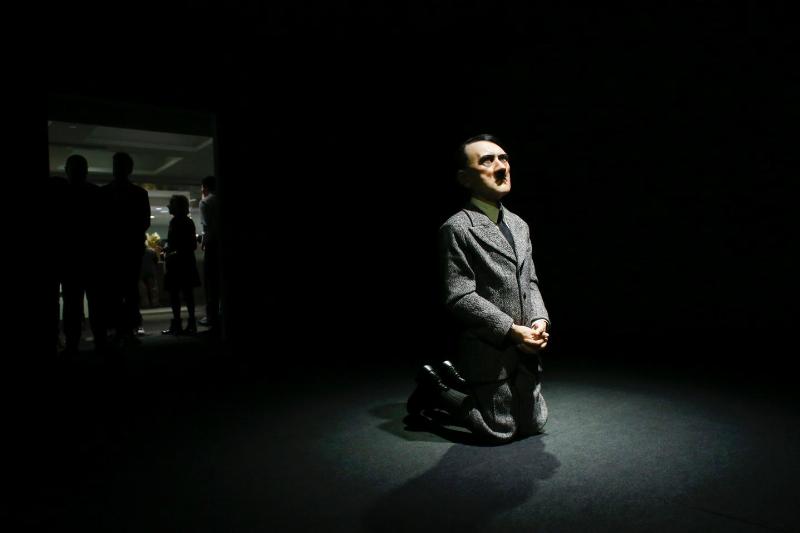 Maurizio Cattelan sculpture représentant Hitler à genoux, œuvre d'art controversée
